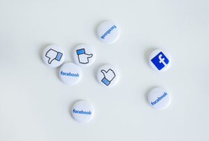 Facebook-Symbole auf runden Buttons – Daumen hoch, Daumen runter und Logos als Symbol für Social Media Kommunikation
