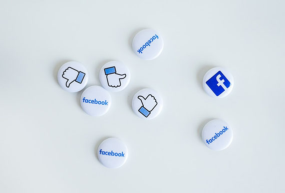 Facebook-Symbole auf runden Buttons – Daumen hoch, Daumen runter und Logos als Symbol für Social Media Kommunikation